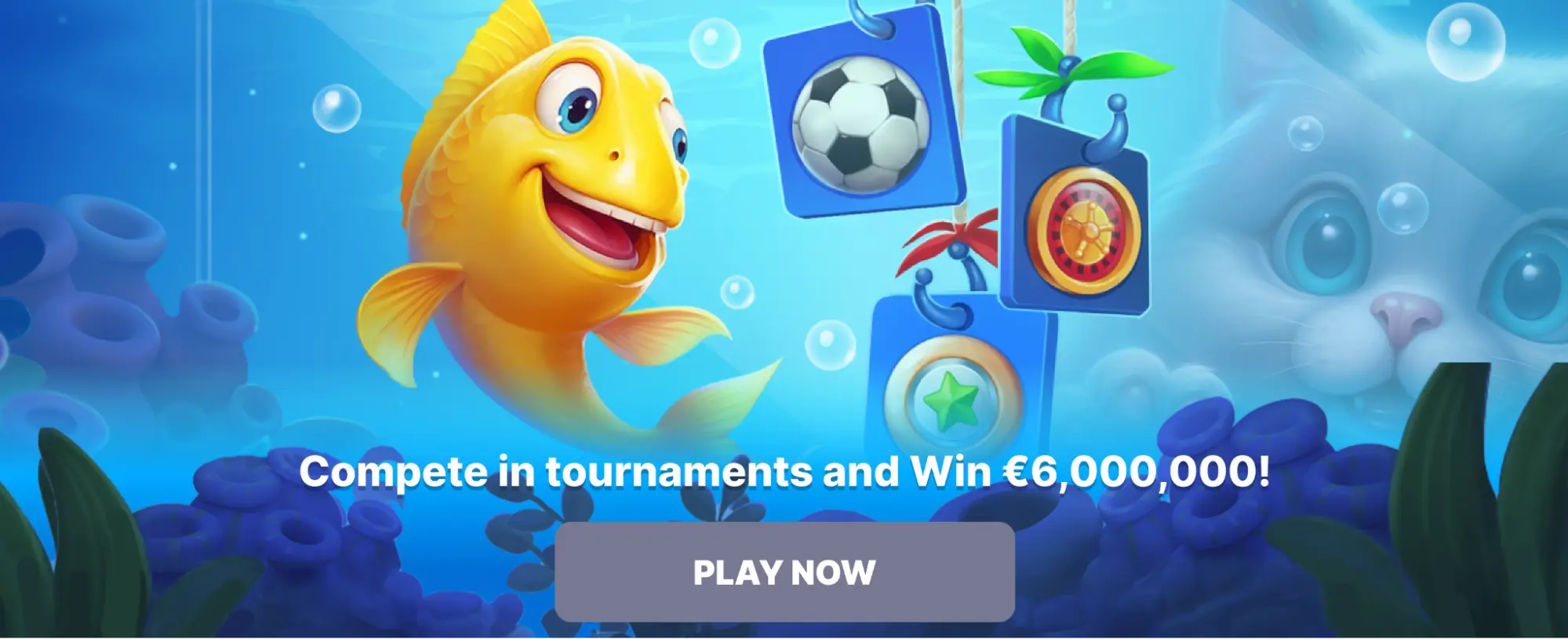 Un pesce giallo sorridente nuota in un acquario accanto a tre cartellini blu con simboli di un pallone da calcio, una roulette e una stella verde, mentre una grande gatta osserva curiosamente da fuori.